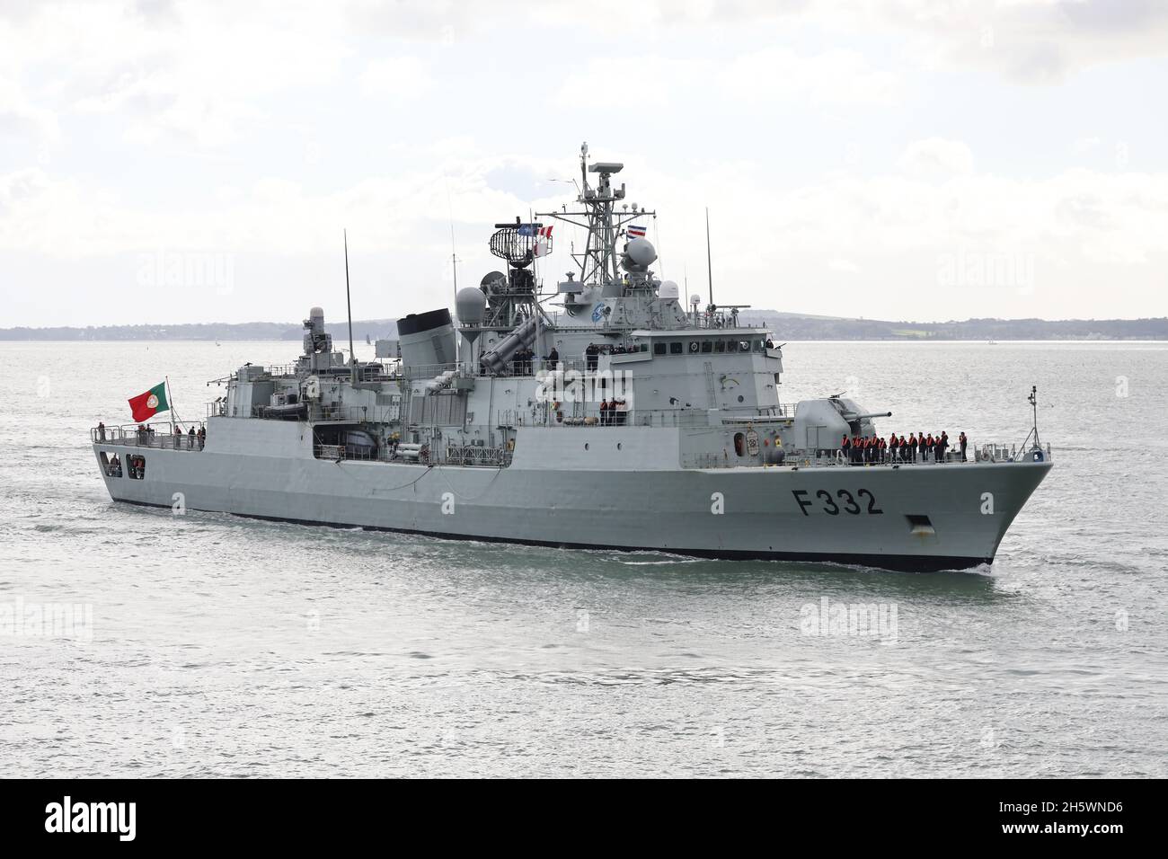 Das portugiesische Navy-Schiff NRP CORTE-REAL (F332) nähert sich dem Marinestützpunkt Stockfoto