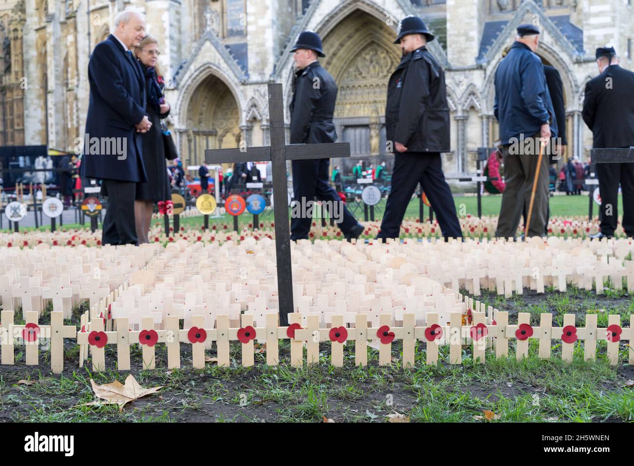 Westminster Abbey, London, Großbritannien, 11. November 2021. Tribute auf Kreuzen mit Mohnblumen werden am Waffenstillstandstag außerhalb der Westminster Abbey im Bereich der Erinnerung gepflanzt, jede trägt eine persönliche Botschaft von einem Mitglied der Öffentlichkeit, um diejenigen zu ehren, die ihr Leben in den Dienst unseres Landes gestellt haben. Kredit: Xiu Bao / Alamy Live Nachrichten Stockfoto