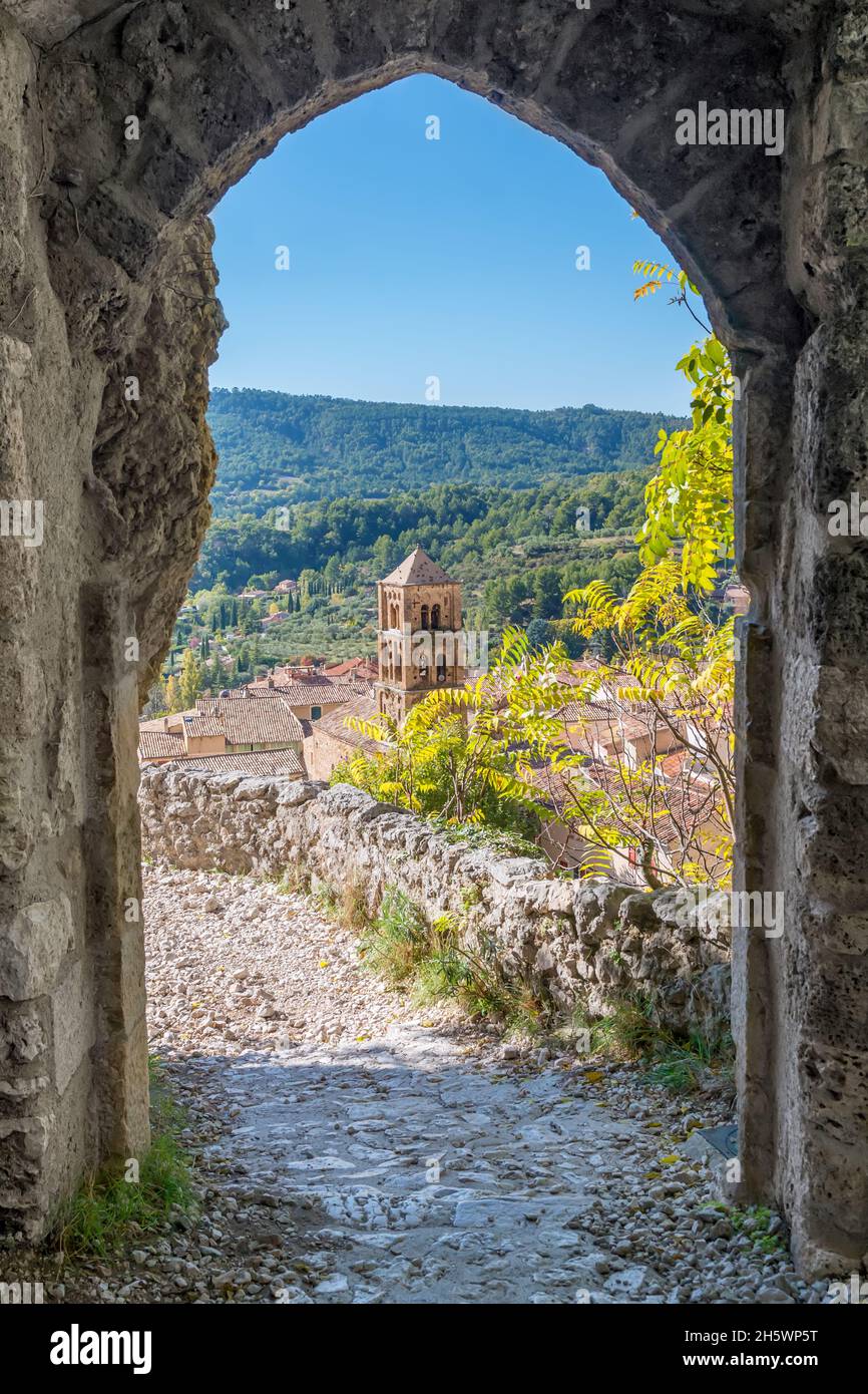 In der Stadt Moustiers-Sainte-Marie. Moustiers ist eine Gemeinde im Département Alpes-de-Haute-Provence in der Region Provence-Alpes-Côte d'Azur von Sout Stockfoto
