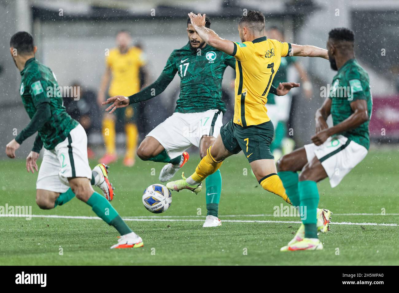 Sydney, Australien. November 2021. MATHEW LECKIE von Australien fordert ABDULELAH ALAMRI während des FIFA World Cup AFC Asian Qualifier Matches zwischen dem Australia Socceroos und Saudi-Arabien am 11. November 2021 im CommBank Stadium in Sydney, Australien Quelle: IOIO IMAGES/Alamy Live News Stockfoto