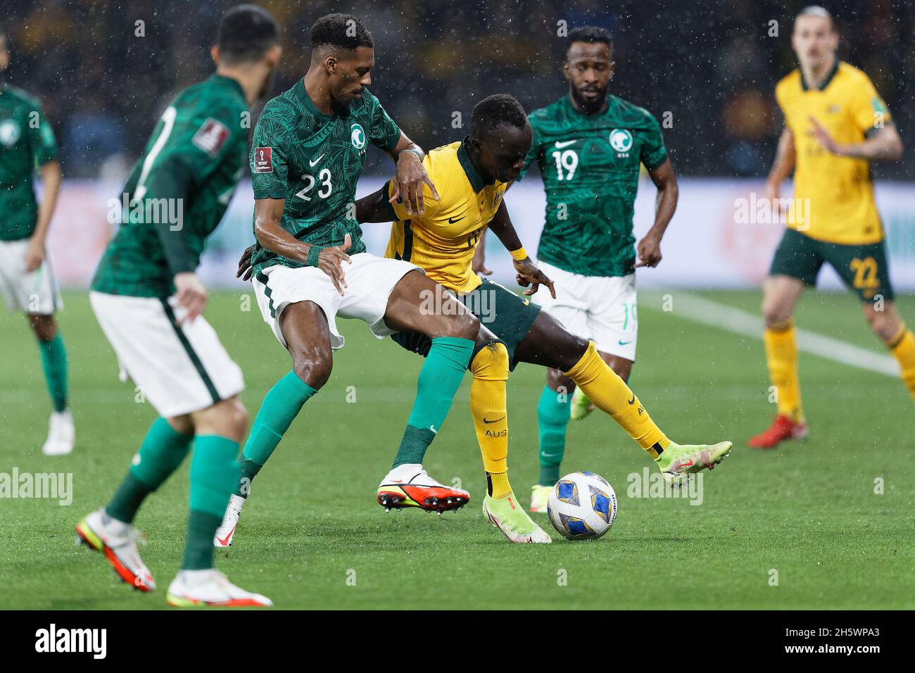 Sydney, Australien. November 2021. AWER MABIL aus Australien wird während des FIFA World Cup AFC Asian Qualifier-Spiels zwischen den australischen Socceroos und Saudi-Arabien am 11. November 2021 im CommBank Stadium in Sydney, Australien, von Mohammed KANNO herausgefordert.Quelle: IOIO IMAGES/Alamy Live News Stockfoto