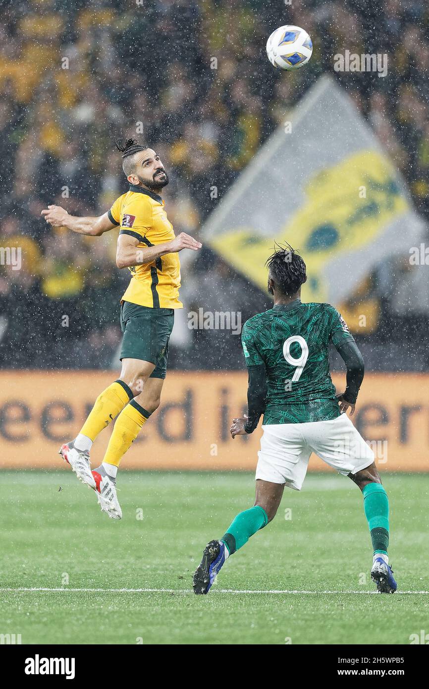 Sydney, Australien. November 2021. DER AUSTRALIER AZIZ BEHICH bereitet sich darauf vor, während des FIFA World Cup AFC Asian Qualifier-Spiels zwischen den australischen Socceroos und Saudi-Arabien am 11. November 2021 im CommBank Stadium in Sydney, Australien, den Ball zu führen. Quelle: IOIO IMAGES/Alamy Live News Stockfoto