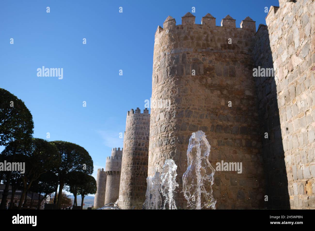 Brunnen in der San Segundo Straße, Avila in Spanien. Die Wände von Ávila im Hintergrund. Selektiver Fokus, fokussiert auf den Vordergrund. Stockfoto