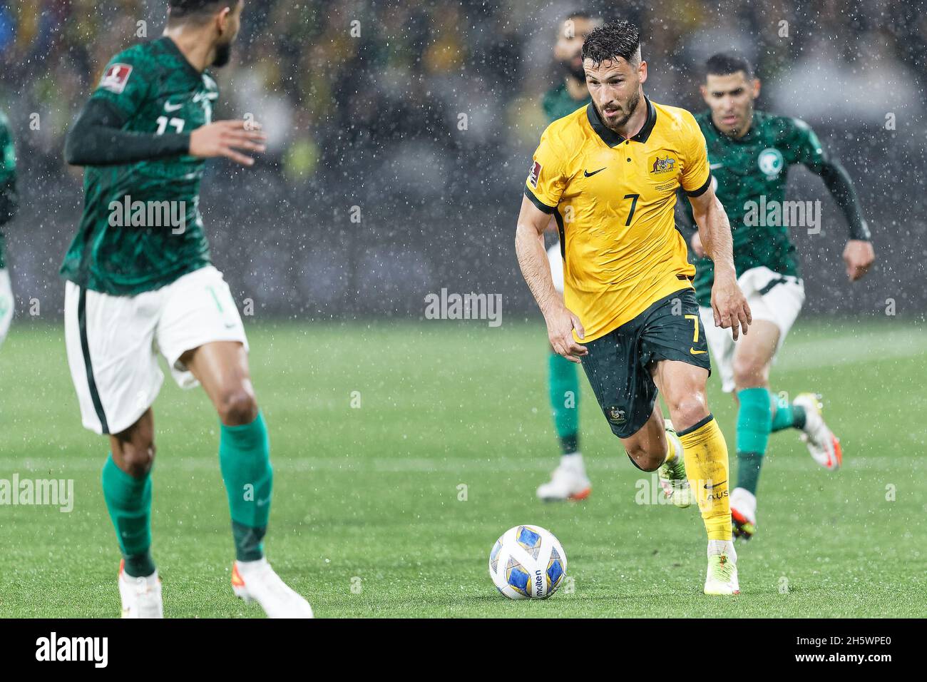 Sydney, Australien. November 2021. MATHEW LECKIE aus Australien wird während des FIFA World Cup AFC Asian Qualifier-Matches zwischen dem Australia Socceroos und Saudi-Arabien am 11. November 2021 im CommBank Stadium in Sydney, Australien, von ABDULELAH ALAMRI herausgefordert.Quelle: IOIO IMAGES/Alamy Live News Stockfoto