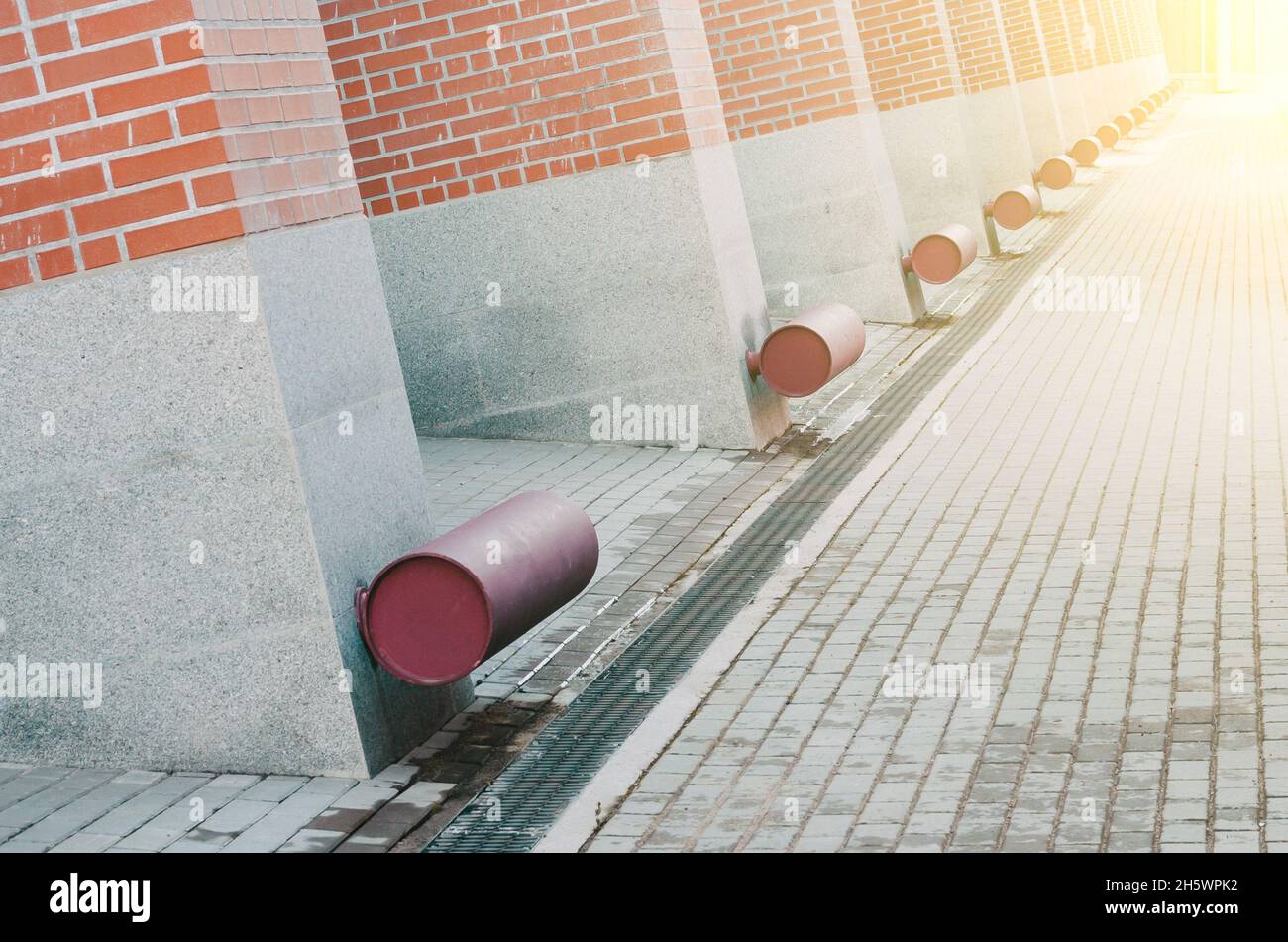 Das Fundament des Gebäudes und die Ziegelmauer Stockfoto