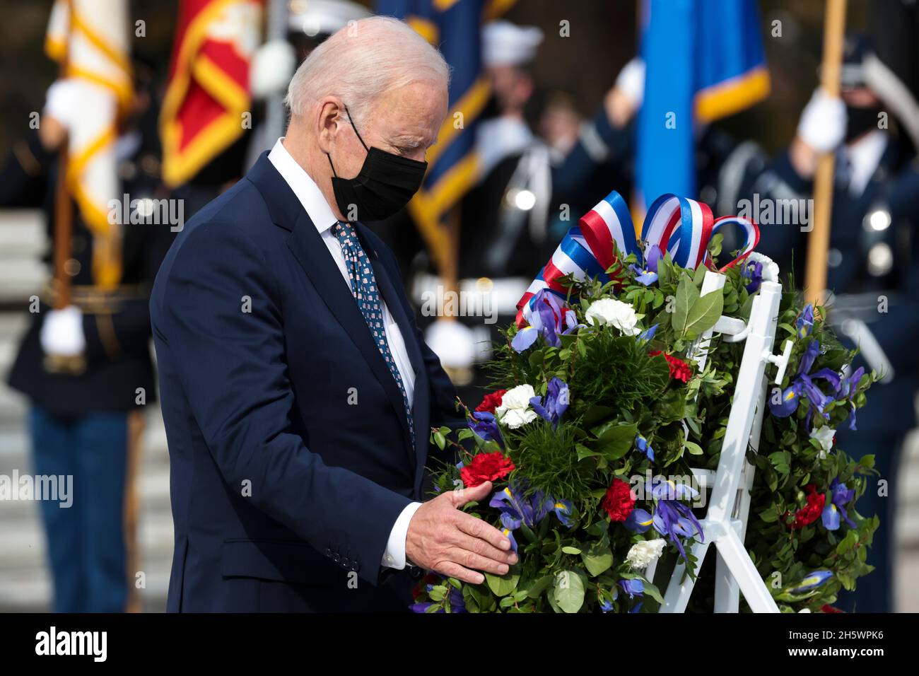 Arlington, Virginia, USA. November 2021. Der US-Präsident Joe Biden nimmt an einer feierlichen Zeremonie zur Festlegung des Ehrenkranzes der Streitkräfte des US-Präsidenten zum 100. Jahrestag des Grabes des unbekannten Soldaten auf dem Nationalfriedhof von Arlington in Arlington, Virginia, USA, am Donnerstag, den 11. November, Teil. 2021. 2021 jährt sich zum hundertsten Mal das Grab des unbekannten Soldaten, das eine letzte Ruhestätte für eines der nicht identifizierten Dienstmitglieder des Ersten Weltkriegs in Amerika darstellt, und 1958 und 1984 wurden Unbekannte aus späteren Kriegen hinzugefügt. Quelle: Oliver Contreras/Pool via CNP/dpa/Alamy Live News Stockfoto