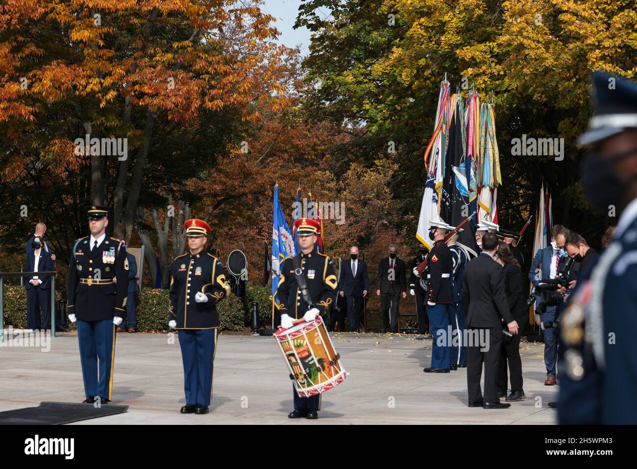 Der Präsident der Vereinigten Staaten, Joe Biden, und der US-Minister für Veteranenangelegenheiten, Denis McDonough, im Hintergrund, kommen zu einer Zeremonie der Ehrenkranzlegung der Streitkräfte des US-Präsidenten zum 100. Jahrestag des Grabes des unbekannten Soldaten auf dem Arlington National Cemetery in Arlington, Virginia, USA, am Donnerstag, den 11. November, 2021. 2021 jährt sich zum hundertsten Mal das Grab des unbekannten Soldaten, das eine letzte Ruhestätte für eines der nicht identifizierten Dienstmitglieder des Ersten Weltkriegs in Amerika darstellt, und 1958 und 1984 wurden Unbekannte aus späteren Kriegen hinzugefügt. Quelle: Oliver Contreras/Pool V Stockfoto