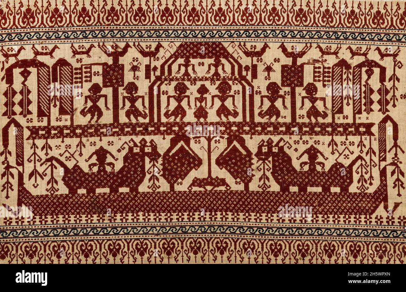 Detail aus Textil, C 19, Lampung, Sumatra. Die Riten der Durchgangszeremonie wurden von den Riten in den Riten verwendet, als Mittelpunkt für rituelle Mahlzeiten, als Sitz für die Ältesten, die das traditionelle Recht beaufsichtigen, und an neu gebaute Häuser gebunden. Die in Blau gewobenen stellen das weltliche Reich dar, die in Rot das Heilige. Beispiele aus dem bergigen Innenraum zeigen stilisierte natürliche oder häusliche Motive und geometrische Designs, während die von der Küste (Tampan pasisir) reich detaillierte Szenen von Schiffen und anderen Motiven zeigen. Das Schiff, das Hauptmotiv, symbolisiert Bewegung, passend zu den Riten der Durchgangsrituale. Stockfoto