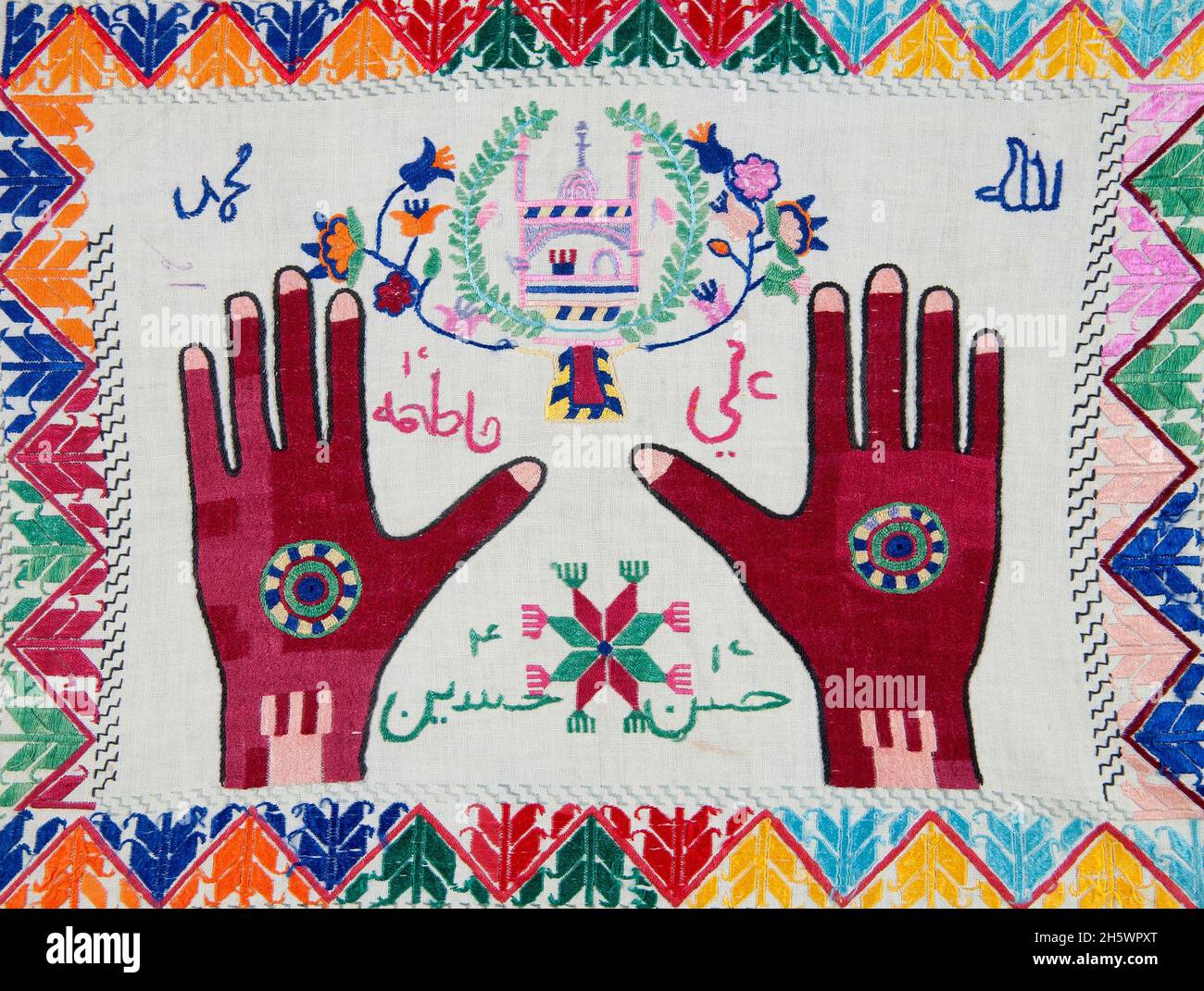 Detail des Hazara Gebetsteines Tuches Afghanistan. Besticktes Tuch mit Motiven einschließlich Händen; Moschee; arabische Schriftzeichen. Gebetssteintücher werden verwendet, um den Gebetsstein (mohr oder turba) zu halten, der von schiitischen muslimen verwendet wird. Die Gebetssteine sind aus gebranntem Ton aus Karbala. Die Gebetssteine werden in die Tücher im Haus oder am Körper eingewickelt gehalten. Beim Beten legt man das Gebetstuch auf den Gebetsteppich. Stockfoto