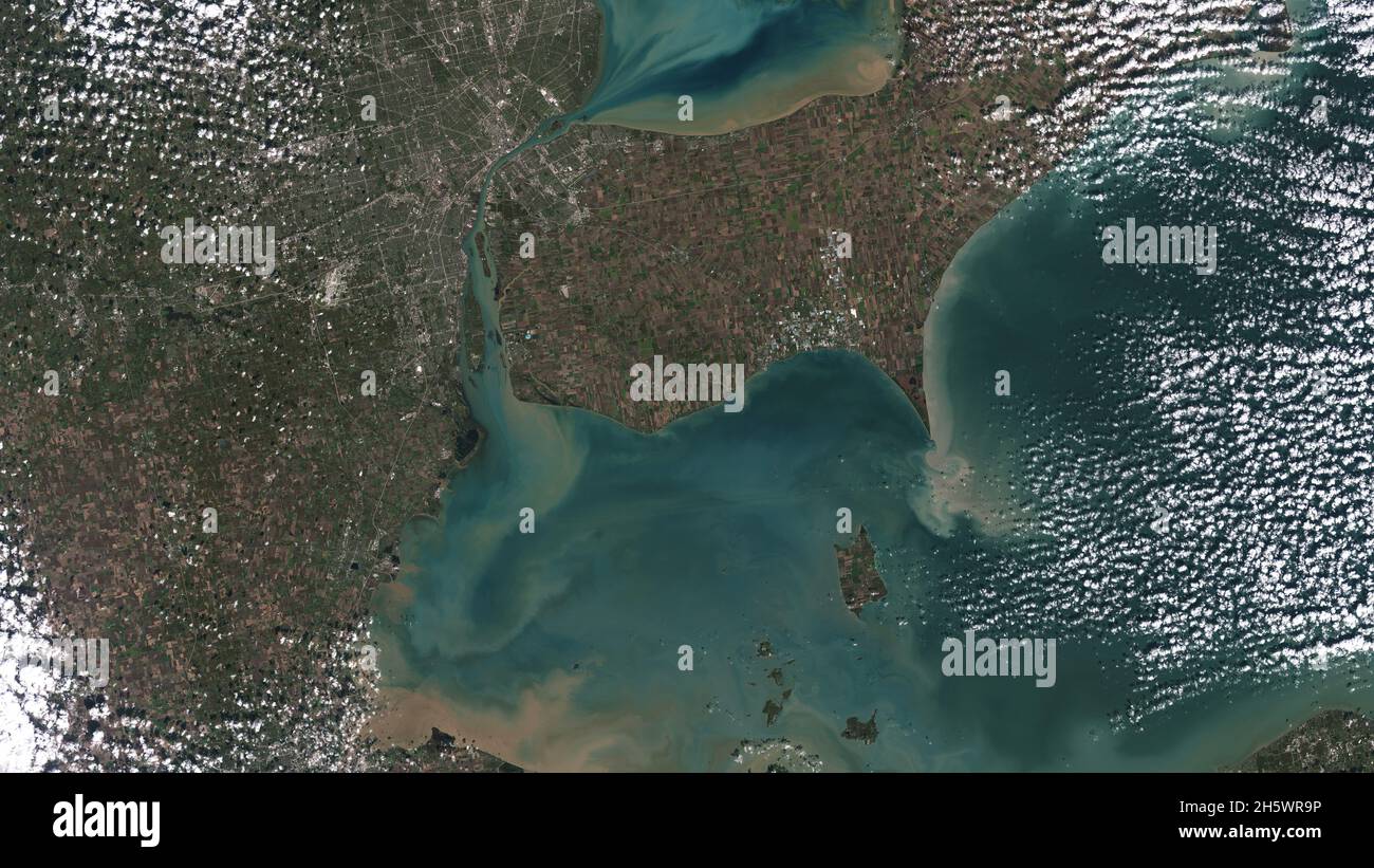 Sedimente wirbeln in Lake Erie und Lake St. Clair in dieser Landsat 9-Aufnahme von Detroit, Michigan, und Windsor, Ontario. Die Großen Seen dienen als Quellen für Süßwasser, Freizeitaktivitäten, Transport und Lebensraum für den oberen mittleren Westen der USA, und die Wasserqualität bleibt eine hohe Priorität. In wärmeren Monaten beobachtet Landsat 9 Grünalgenwirbel, die zu schädlichen Algenblüten werden können. Landsat 9 wird Wissenschaftlern helfen, diese Blüten frühzeitig zu erkennen. 31. Oktober 2021, der erste Tag der Datenerhebung für Landsat 9. Eine verbesserte Version der ursprünglichen Landsat 9-Bilder. Kredit NASA/USGS Stockfoto