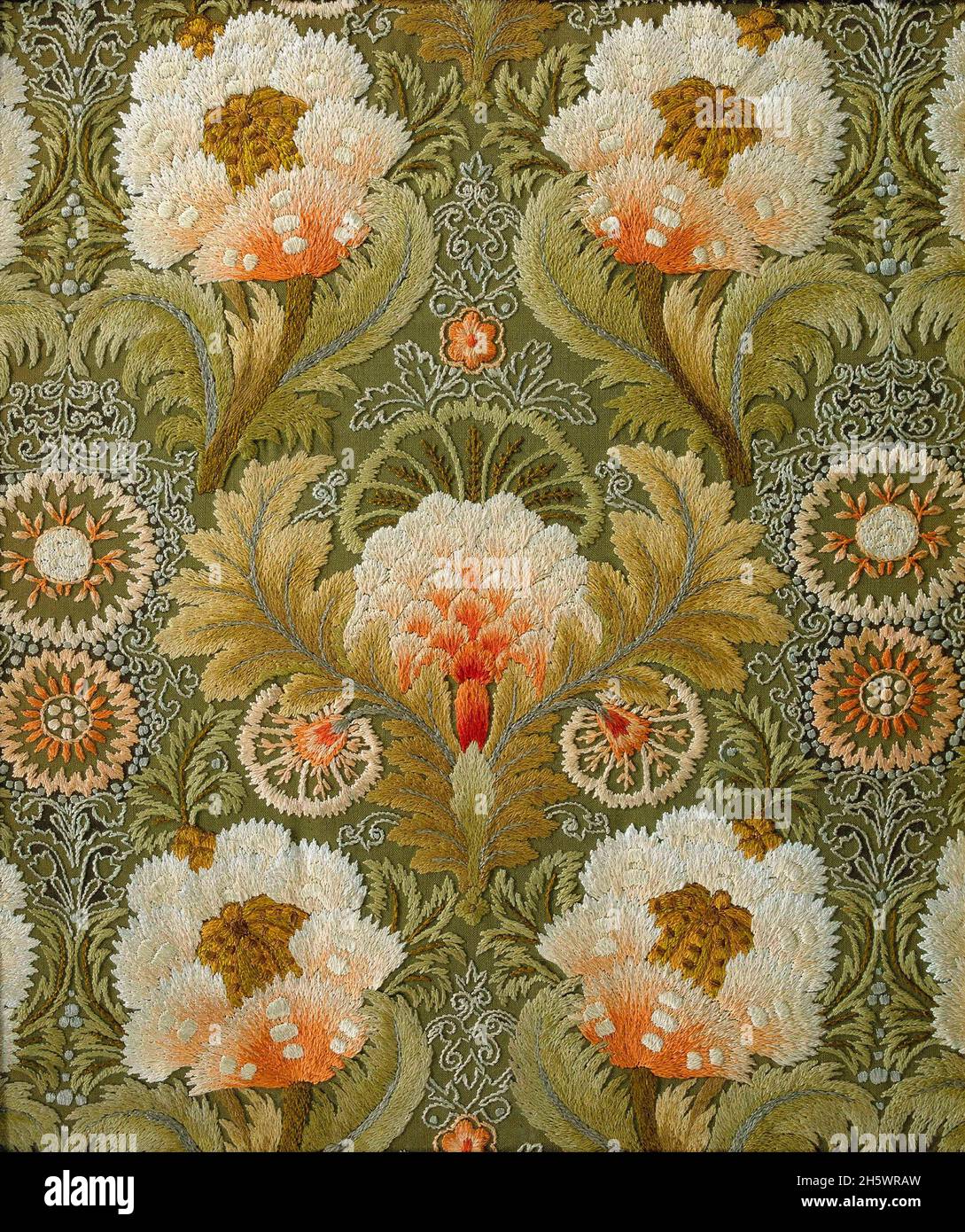 Seidenstickerei mit Blumen und Blättern. Stickerei aus Seide auf Leinengrund mit einem Muster aus symmetrisch konstruierten Ornamenten aus Blumen und Blättern. England, wahrscheinlich Leek Embroidery Society, c. 1890. England, Vereinigtes Königreich. Stockfoto