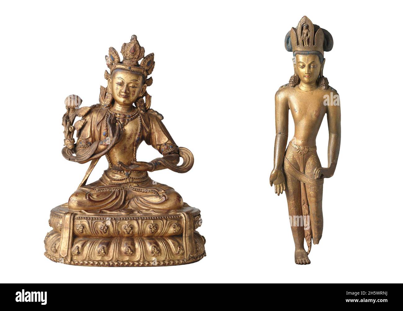 Buddhistische Bildsprache in Skulptur. LINKS: Statue eines sitzenden Bodhisattvas (möglicherweise Mahsthamaprapta). Der Bodhisattva hält einen Lotusstiel in seiner rechten Hand. Er hält seine linke Hand mit der Handfläche nach oben vor seine Taille. RECHTS: Stehende Bodhisattva in Tribhanga-Geste. Stockfoto