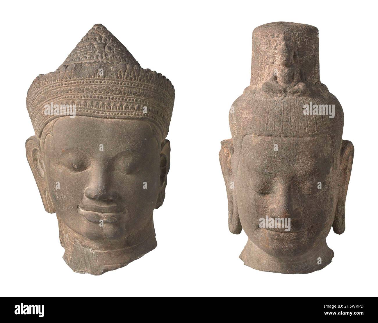 LINKS: Geschnitzter Steinkopf aus einer liegenden Figur des Hindu-gottes Vishnu. Nach dem hinduistischen Glauben ist die Schöpfung zyklisch. Vor jedem neuen Schöpfungszyklus schläft Vishnu und träumt von der kommenden Regeneration. RECHTS: Geschnitzter Steinkopf des Bodhisattva Lokeshvara, der in der Nähe des westlichen Tores der ummauerten Stadt Angkor Thom gefunden wurde. Ende des 12. Jahrhunderts wurde dort der Bodhisattva Lokeshvara besonders verehrt. Der Ausdruck, mit geschlossenen Augen und einem glückseligen Lächeln, ist typisch für Figuren aus dieser Zeit der kambodschanischen Kunst Stockfoto