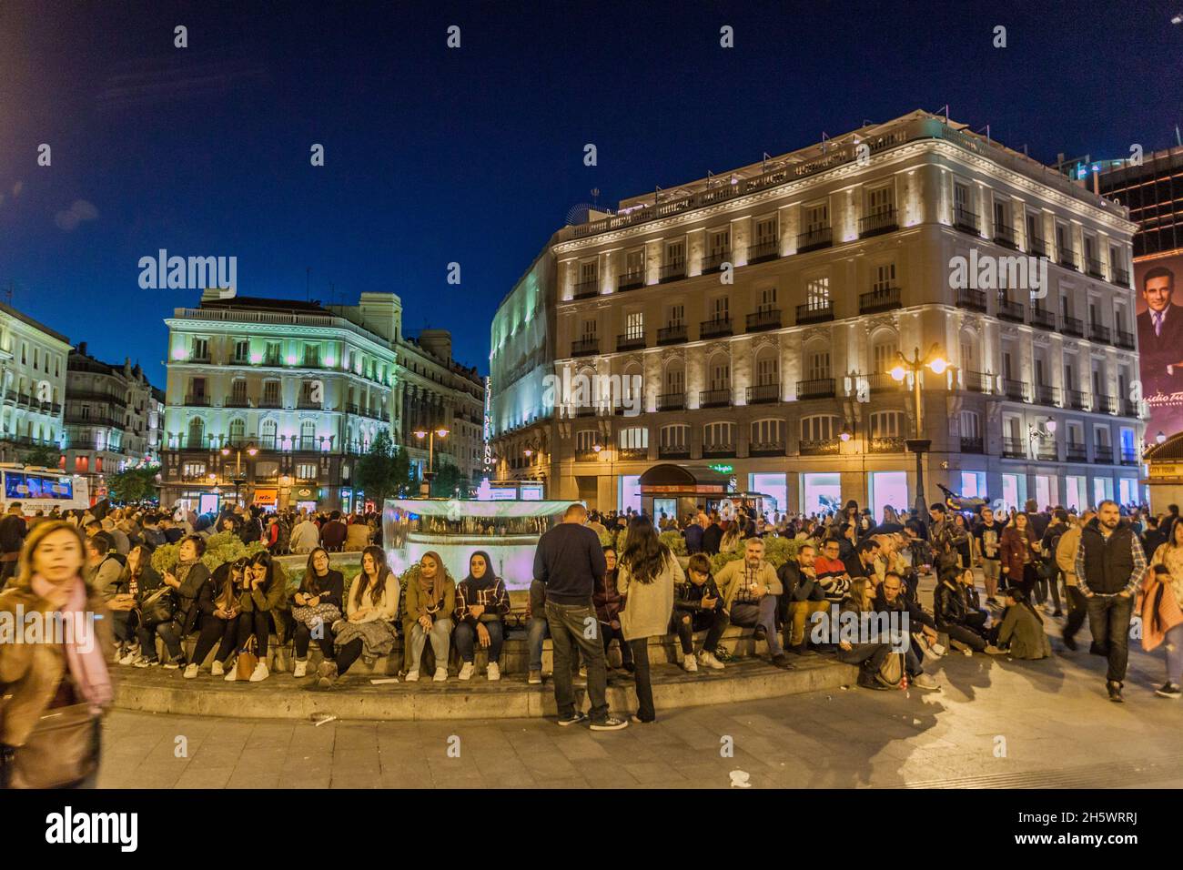 MADRID, SPANIEN - 21. OKTOBER 2017: Abend auf dem Platz Puerta del Sol in Madrid. Stockfoto