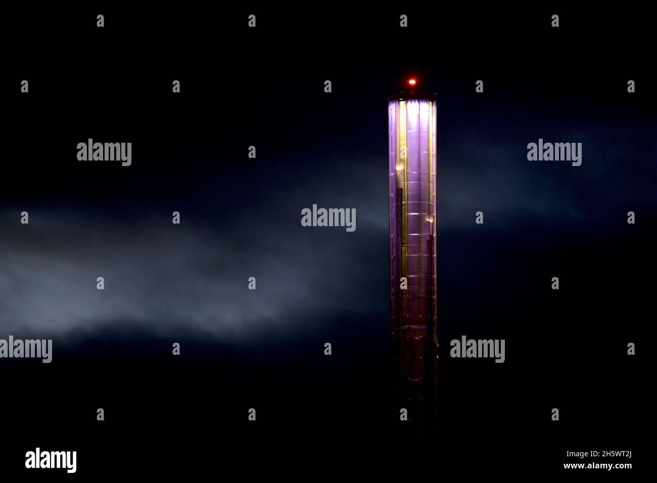 Der i360-Turm wurde in der Dämmerung vor einem launischen Himmel fotografiert. Brighton, East Sussex, England, Großbritannien Stockfoto