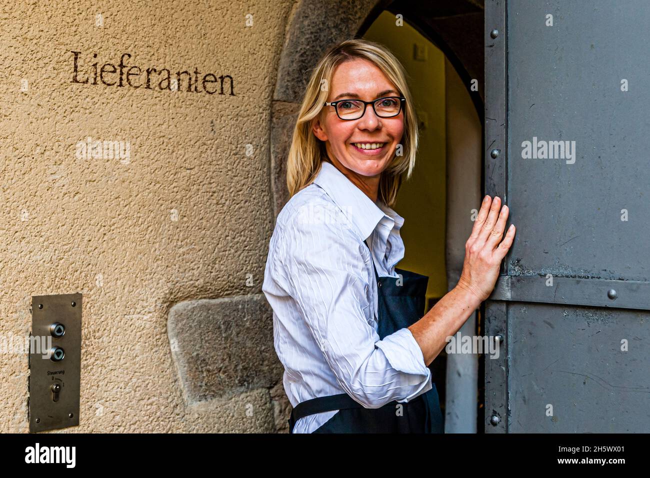 Foodwriter Angela Berg als Küchenschülerin am Lieferanteneingang zum Restaurant auf Schloss Wernberg, Wernberg-Köblitz, Deutschland Stockfoto