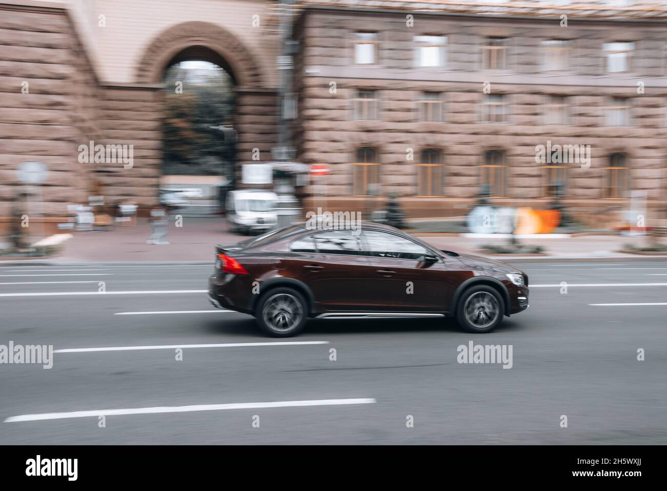 Ukraine, Kiew - 2. Juni 2021: Brown Volvo S60 Auto bewegt sich auf der Straße. Redaktionell Stockfoto