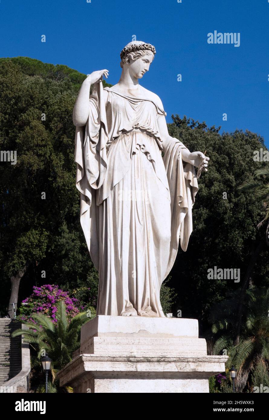 Statue der vier Jahreszeiten-Göttin auf der Piazza del Popolo, Rom, Italien, 2021. Stockfoto