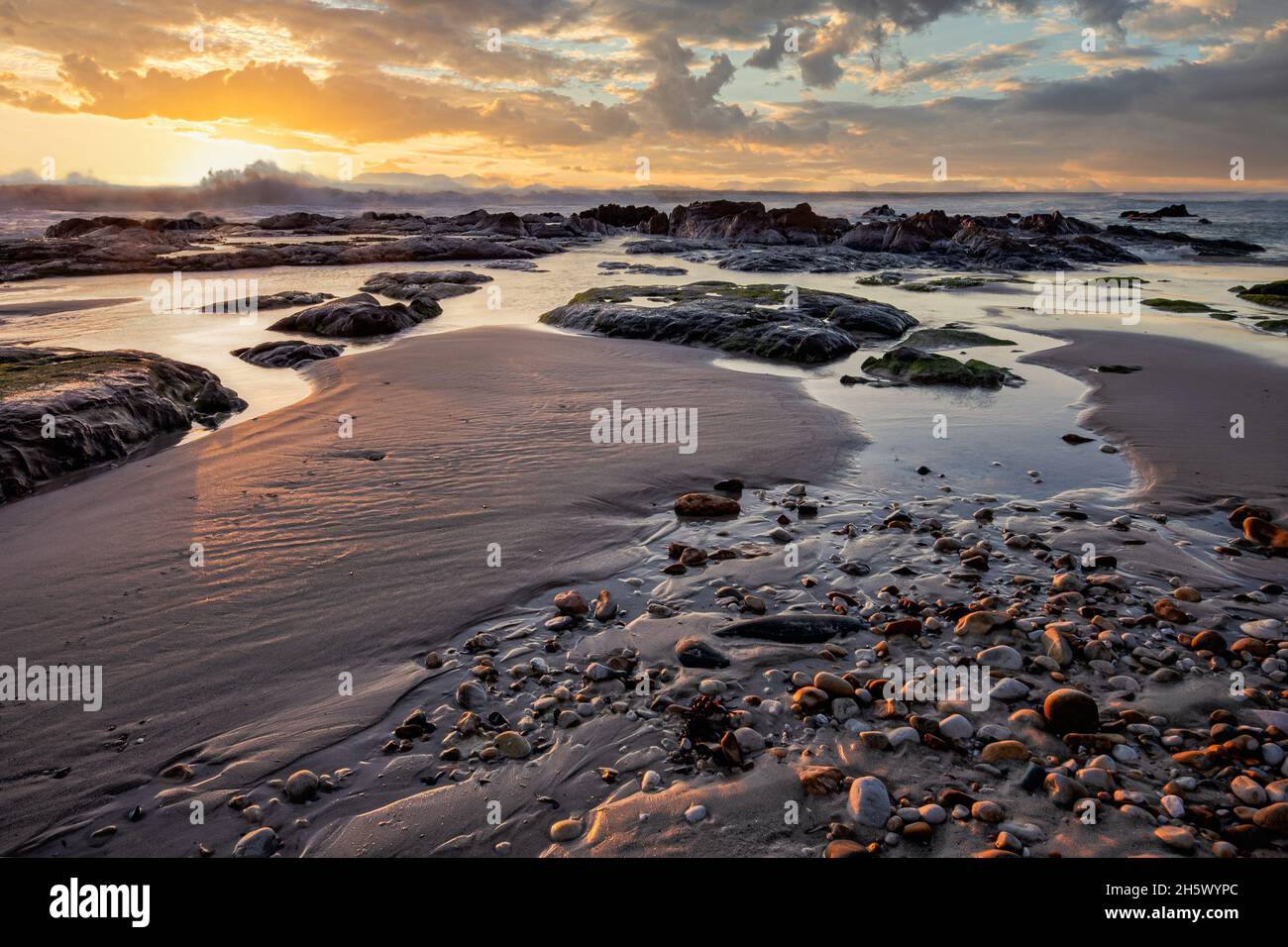 Südafrika - Meer, Felsen und Wolken - Meereslandschaft an der Kogel Bay - Teil von Symphony of Rocks 028 Stockfoto