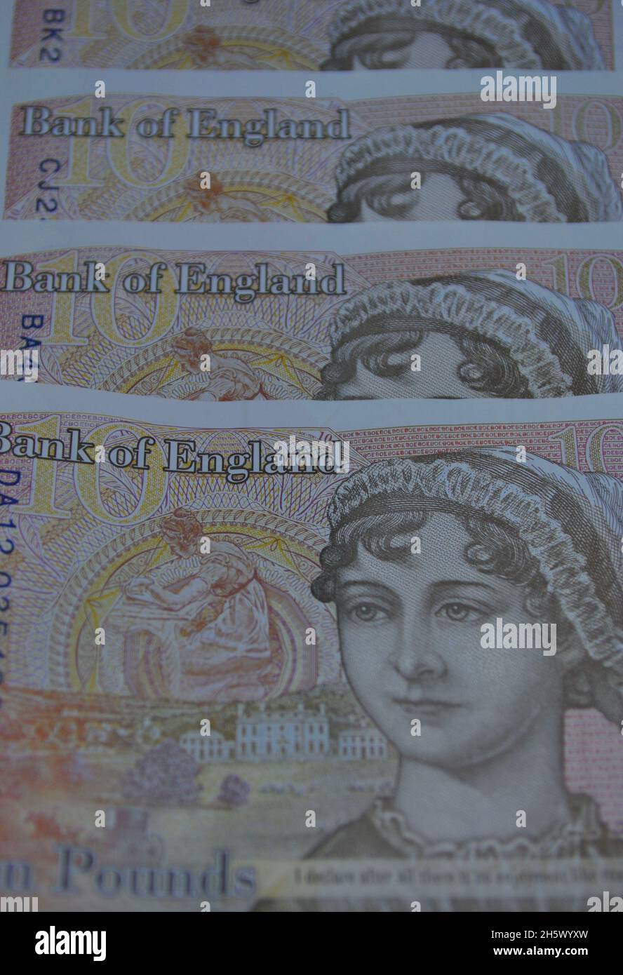 Mehrere Banknoten der Bank of England aus dem Jahr £10 auf der Rückseite zeigen das Bild der Autorin Jane Austen Stockfoto