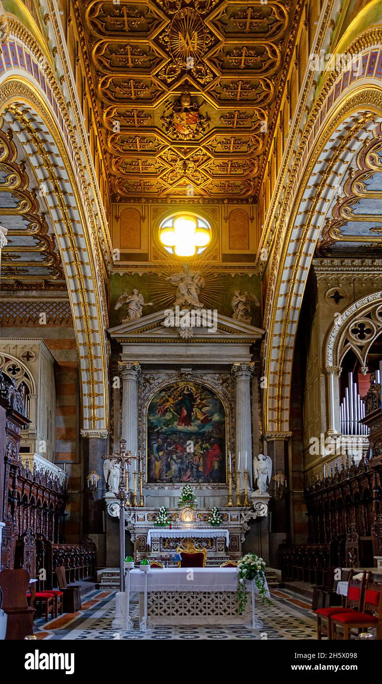 Seitenaltar in der Kirche Santa Maria Assunta in Altamura, Italien Stockfoto