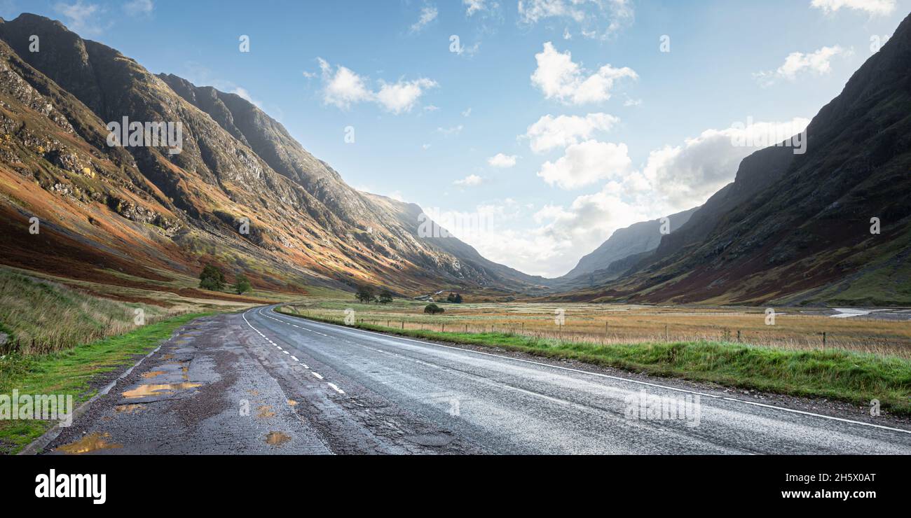 Die A82 Straße, die durch Glencoe in den schottischen Highlands führt Stockfoto