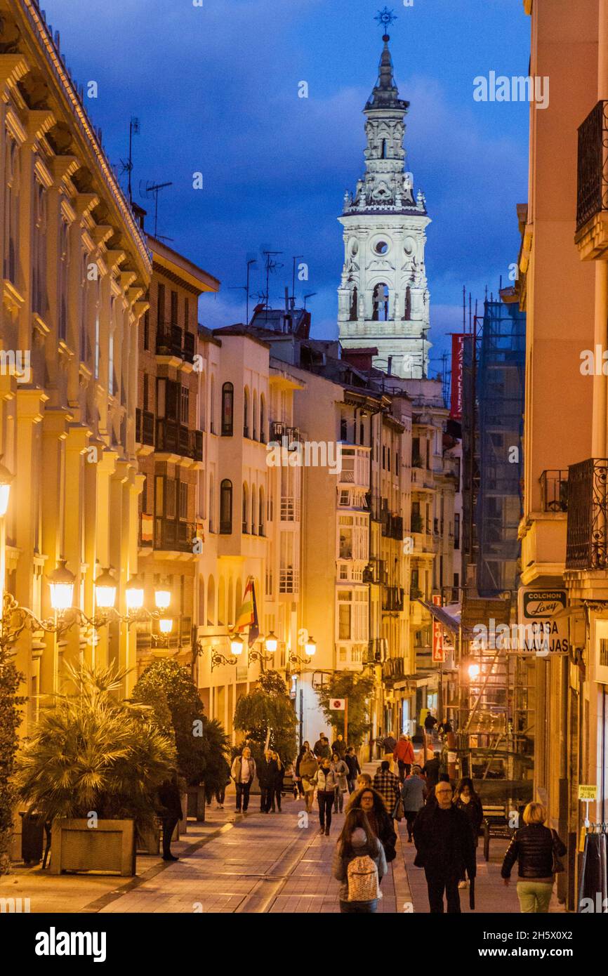 LOGRONO, SPANIEN - 30. OKTOBER 2017: Fußgängerzone Calle Portales im Zentrum von Logrono. Turm der Co-Kathedrale sichtbar. Stockfoto