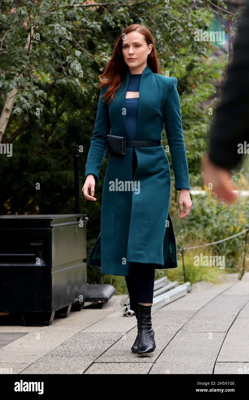 New York - NY - 20211005 Evan Rachel Wood trägt einen blauen Mantel, während sie am Set für Westworld dreht.. -IM BILD: Evan Rachel Wood Jose Perez Stockfoto