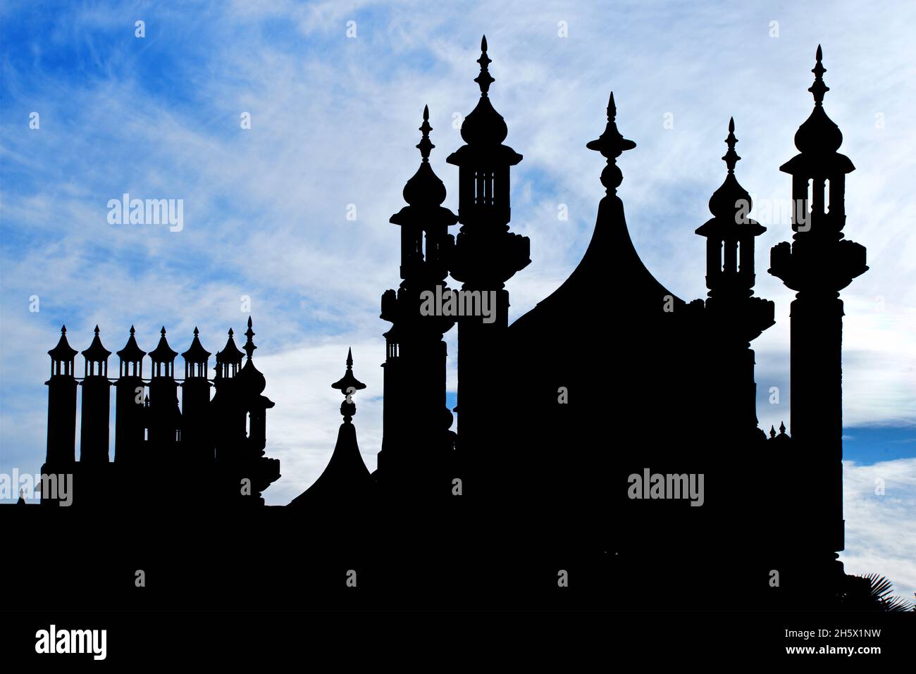 Die indisch inspirierte Architektur des georgianischen Royal Pavilion, Brighton, East Sussex, England, Großbritannien. Schattenkuppel und Minarette. Indo-Saracenic Revival. Stockfoto