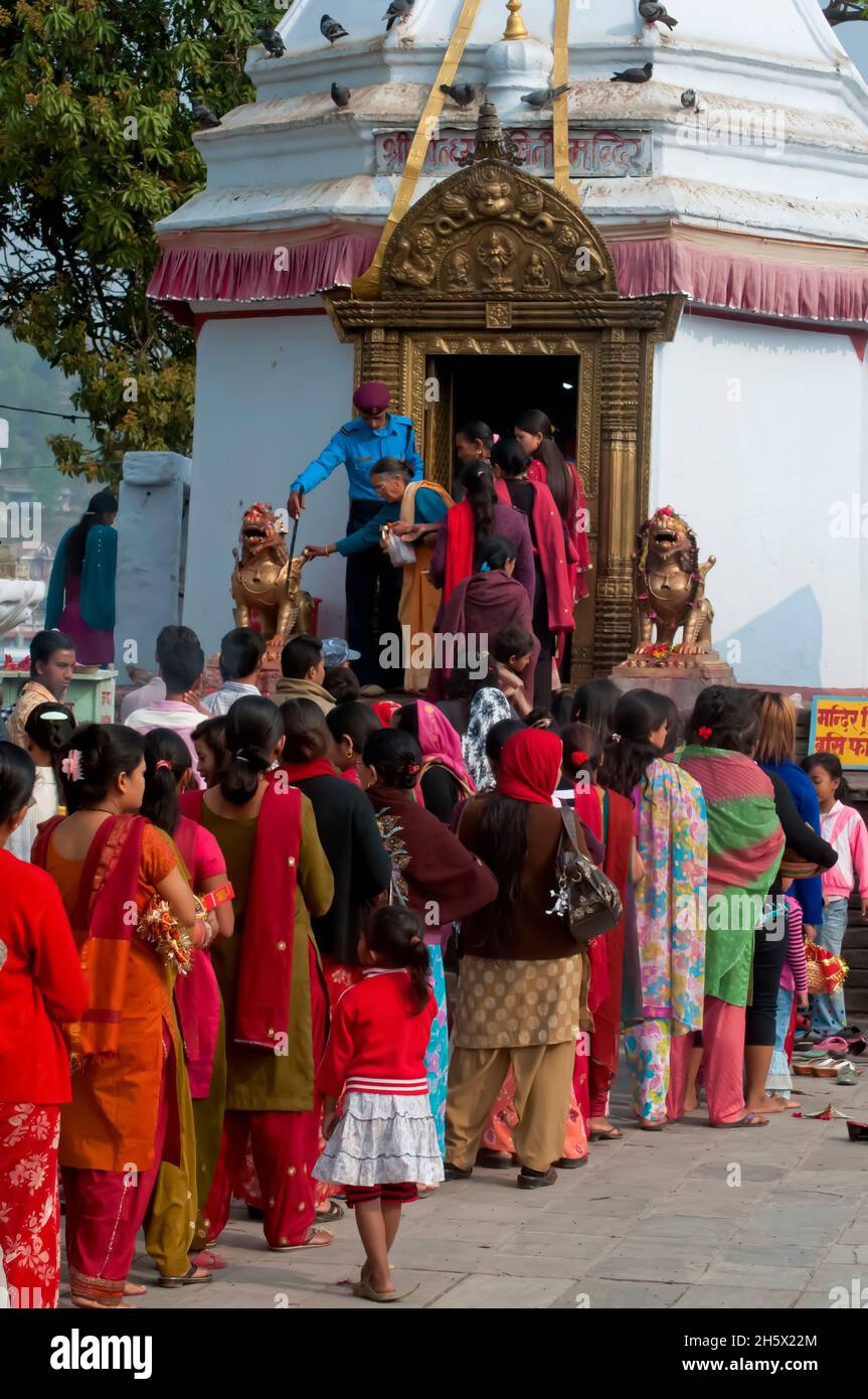 Hindu-Gläubige warten am Bhindya-Basini-Tempel aus dem 17. Jahrhundert in Purano Bazaar, Pokhara, Nepal Stockfoto