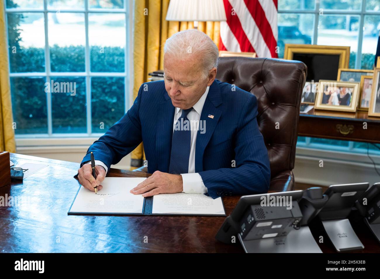 Washington, Usa. 26. August 2021. US-Präsident Joe Biden unterzeichnet die Erklärung zum Tag der Gleichstellung der Frauen im Oval Office des Weißen Hauses am 26. August 2021 in Washington, D.C.. Quelle: Adam Schultz/White House Photo/Alamy Live News Stockfoto