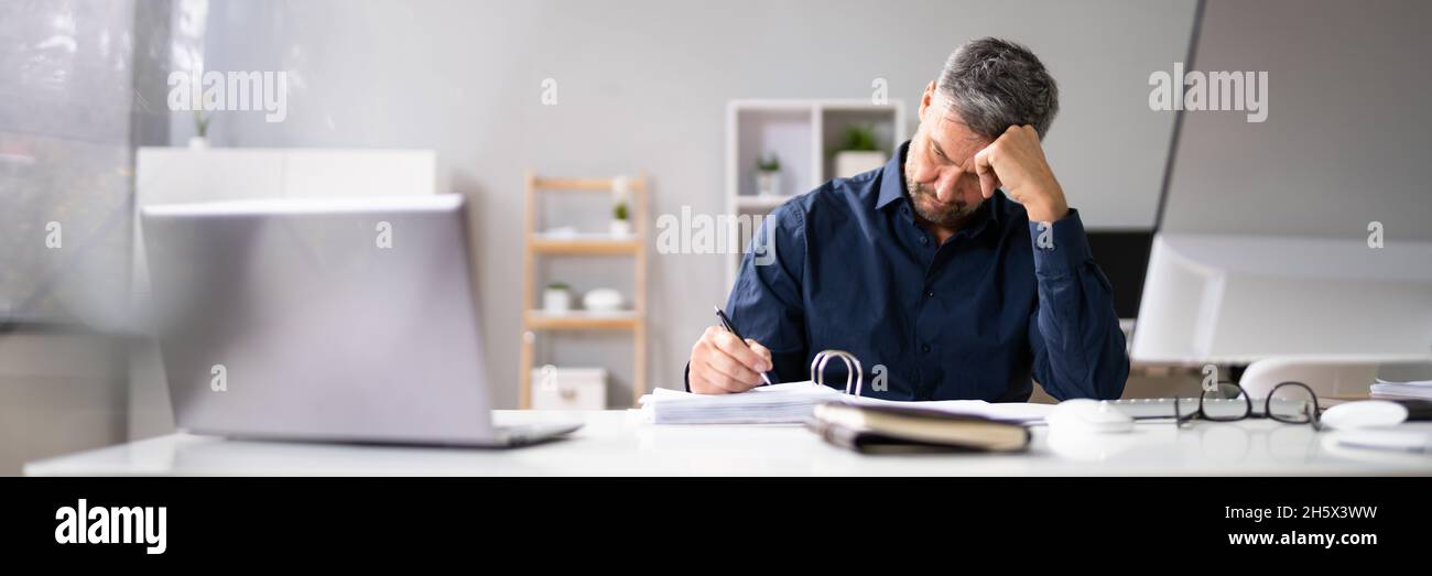 Gestresster Buchhalter Mann Mit Kopfschmerzen Im Büro Stockfoto