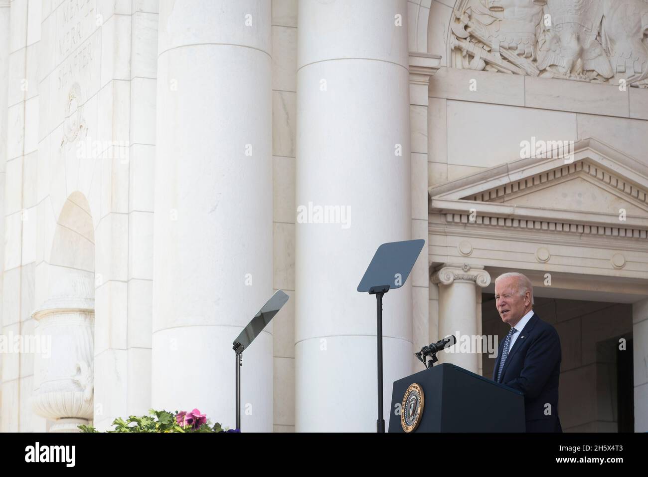 Arlington, Virginia, USA. November 2021. Der Präsident der Vereinigten Staaten, Joe Biden, spricht bei der Zeremonie zur Einhaltung des National Veterans Day im Memorial Amphitheatre auf dem Arlington National Cemetery in Arlington, Virginia, USA, am Donnerstag, den 11. November, 2021. 2021 jährt sich zum hundertsten Mal das Grab des unbekannten Soldaten, das eine letzte Ruhestätte für eines der nicht identifizierten Dienstmitglieder des Ersten Weltkriegs in Amerika darstellt, und 1958 und 1984 wurden Unbekannte aus späteren Kriegen hinzugefügt. Quelle: Oliver Contreras/Pool via CNP/dpa/Alamy Live News Stockfoto