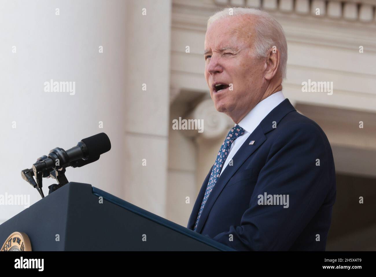 Arlington, Virginia, USA. November 2021. Der Präsident der Vereinigten Staaten, Joe Biden, spricht bei der Zeremonie zur Einhaltung des National Veterans Day im Memorial Amphitheatre auf dem Arlington National Cemetery in Arlington, Virginia, USA, am Donnerstag, den 11. November, 2021. 2021 jährt sich zum hundertsten Mal das Grab des unbekannten Soldaten, das eine letzte Ruhestätte für eines der nicht identifizierten Dienstmitglieder des Ersten Weltkriegs in Amerika darstellt, und 1958 und 1984 wurden Unbekannte aus späteren Kriegen hinzugefügt. Quelle: Oliver Contreras/Pool via CNP/dpa/Alamy Live News Stockfoto