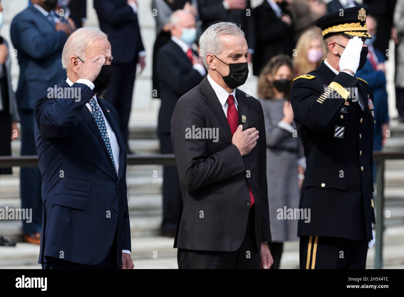 US-Präsident Joe Biden, links, US-Minister für Veteranenangelegenheiten Denis McDonough, Mitte, und Generalmajor Allan Pepin, Kommandant der Joint Task Force National Capital Region und Military District of Washington, rechts, Nehmen Sie am Donnerstag, den 11. November, an einer Zeremonie zur Festlegung des Ehrenkranzes der Streitkräfte des Präsidenten zum 100. Jahrestag des Grabes des unbekannten Soldaten auf dem Nationalfriedhof von Arlington in Arlington, Virginia, USA, Teil. 2021. 2021 jährt sich zum hundertsten Mal das Grab des unbekannten Soldaten und bietet eine letzte Ruhestätte für eines der Unidentifika Amerikas Stockfoto