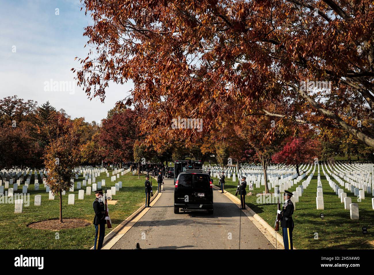 Die Autokolonne des Präsidenten, die den US-Präsidenten Joe Biden trägt, fährt auf den Nationalfriedhof von Arlington, um an der Zeremonie zur Verleihung des Ehrenkranzes der Streitkräfte des Präsidenten anlässlich des 100. Jahrestages des Grabes des unbekannten Soldaten in Arlington, Virginia, USA, am Donnerstag, den 11. November, teilzunehmen. 2021. 2021 jährt sich zum hundertsten Mal das Grab des unbekannten Soldaten, das eine letzte Ruhestätte für eines der nicht identifizierten Dienstmitglieder des Ersten Weltkriegs in Amerika darstellt, und 1958 und 1984 wurden Unbekannte aus späteren Kriegen hinzugefügt. Quelle: Oliver Contreras/Pool via CNP Stockfoto