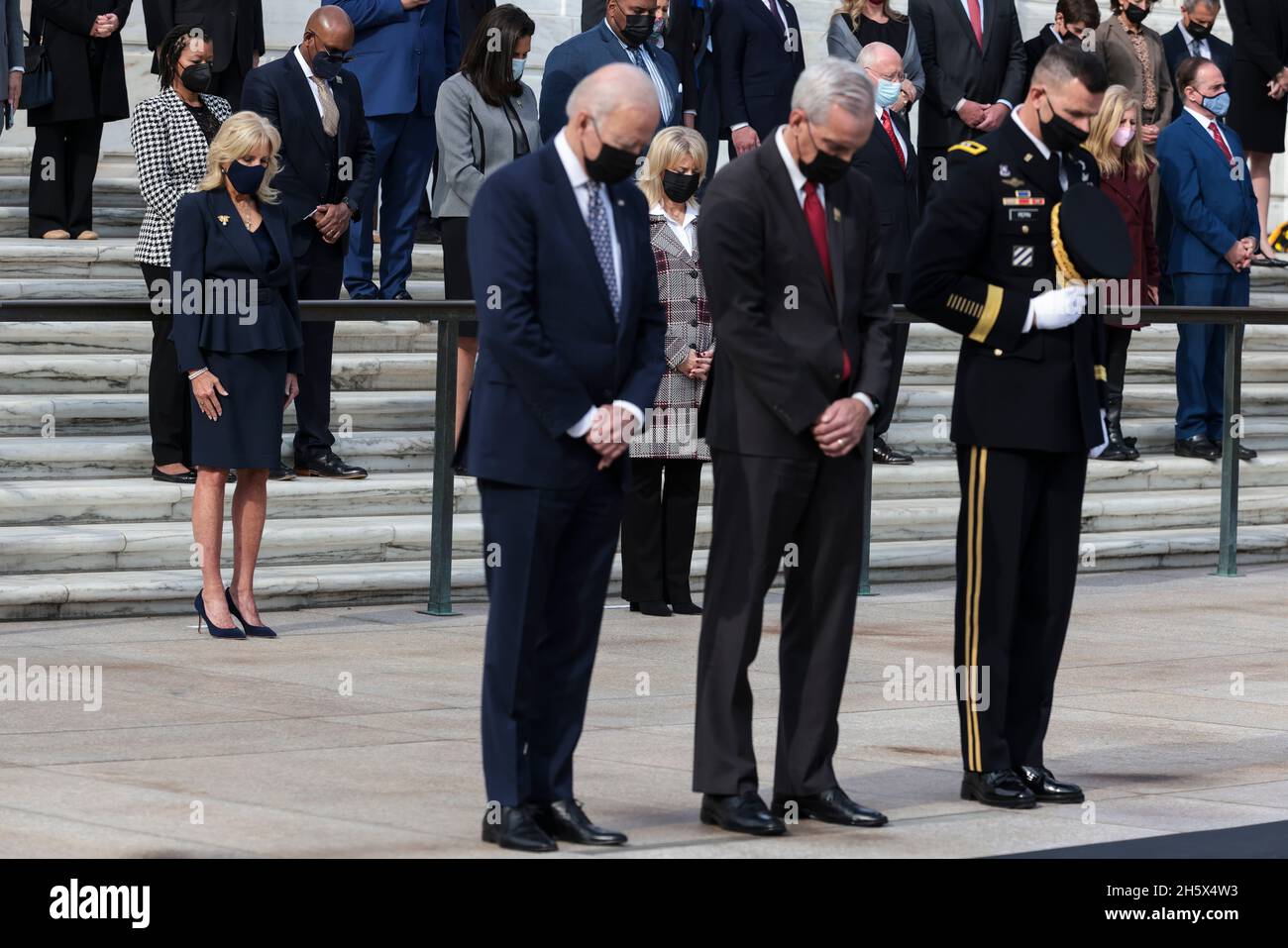 Von links: First Lady Jill Biden, US-Präsident Joe Biden, US-Minister für Veteranenangelegenheiten Denis McDonough, Und Generalmajor Allan Pepin, kommandierender General der Joint Task Force, nimmt am Donnerstag, den 11. November, an einer feierlichen Zeremonie zur Verleerung des Ehrenkranzes der Streitkräfte des Präsidenten zum 100. Jahrestag des Grabes des unbekannten Soldaten auf dem Nationalfriedhof von Arlington in Arlington, Virginia, USA, Teil. 2021. 2021 jährt sich das Grab des unbekannten Soldaten zum hundertsten Mal, und es ist eine letzte Ruhestätte für eines der nicht identifizierten Dienstmitglieder des Ersten Weltkriegs in Amerika, Stockfoto