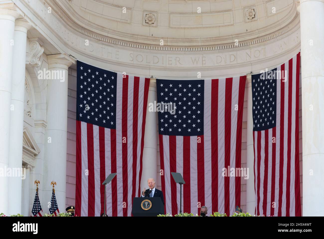 Arlington, Virginia, USA. November 2021. Der Präsident der Vereinigten Staaten, Joe Biden, spricht bei der Zeremonie zur Einhaltung des National Veterans Day im Memorial Amphitheatre auf dem Arlington National Cemetery in Arlington, Virginia, USA, am Donnerstag, den 11. November, 2021. 2021 jährt sich zum hundertsten Mal das Grab des unbekannten Soldaten, das eine letzte Ruhestätte für eines der nicht identifizierten Dienstmitglieder des Ersten Weltkriegs in Amerika darstellt, und 1958 und 1984 wurden Unbekannte aus späteren Kriegen hinzugefügt. Quelle: Oliver Contreras/Pool via CNP/dpa/Alamy Live News Stockfoto