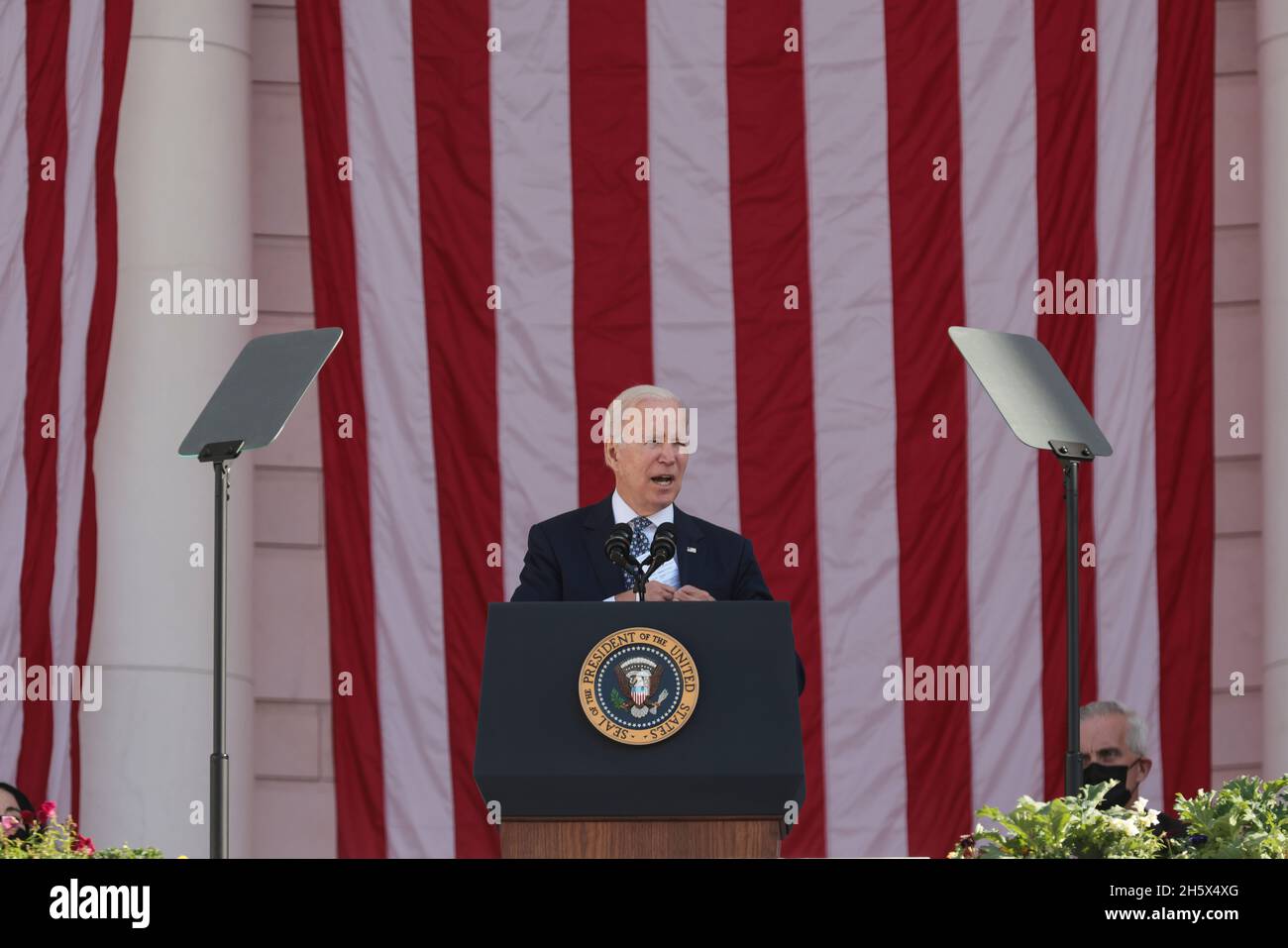 Arlington, Virginia, USA. November 2021. Der Präsident der Vereinigten Staaten, Joe Biden, spricht bei der Zeremonie zur Einhaltung des National Veterans Day im Memorial Amphitheatre auf dem Arlington National Cemetery in Arlington, Virginia, USA, am Donnerstag, den 11. November, 2021. 2021 jährt sich zum hundertsten Mal das Grab des unbekannten Soldaten, das eine letzte Ruhestätte für eines der nicht identifizierten Dienstmitglieder des Ersten Weltkriegs in Amerika darstellt, und 1958 und 1984 wurden Unbekannte aus späteren Kriegen hinzugefügt. Quelle: Oliver Contreras/Pool via CNP/dpa/Alamy Live News Stockfoto