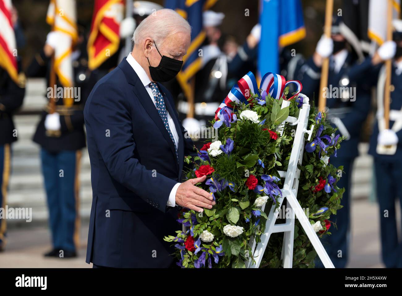 Arlington, Virginia, USA. November 2021. Der US-Präsident Joe Biden nimmt an einer feierlichen Zeremonie zur Festlegung des Ehrenkranzes der Streitkräfte des US-Präsidenten zum 100. Jahrestag des Grabes des unbekannten Soldaten auf dem Nationalfriedhof von Arlington in Arlington, Virginia, USA, am Donnerstag, den 11. November, Teil. 2021. 2021 jährt sich zum hundertsten Mal das Grab des unbekannten Soldaten, das eine letzte Ruhestätte für eines der nicht identifizierten Dienstmitglieder des Ersten Weltkriegs in Amerika darstellt, und 1958 und 1984 wurden Unbekannte aus späteren Kriegen hinzugefügt. Quelle: Oliver Contreras/Pool via CNP/dpa/Alamy Live News Stockfoto