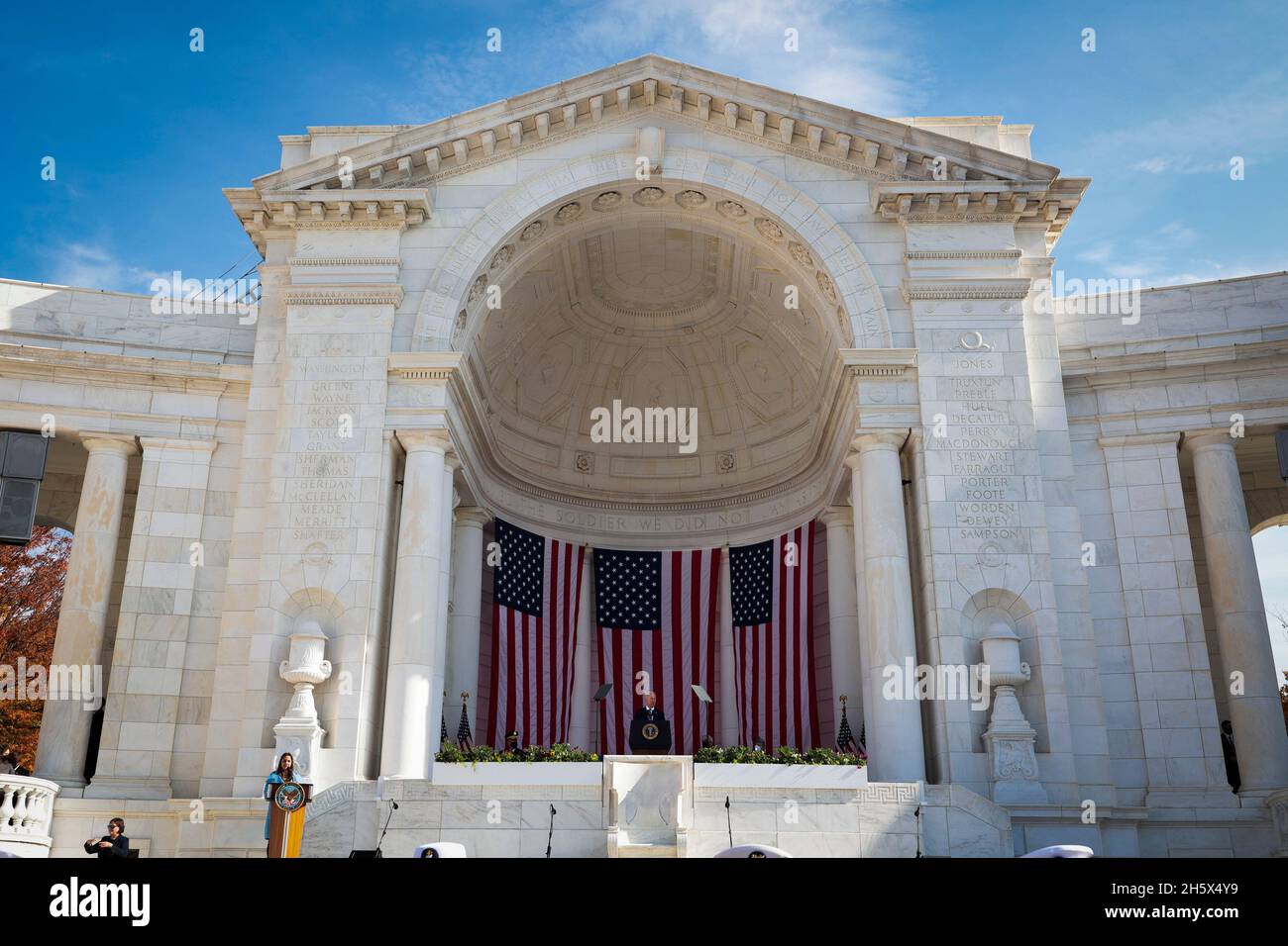 Arlington, Virginia, USA. November 2021. Der Präsident der Vereinigten Staaten, Joe Biden, spricht bei der Zeremonie zur Einhaltung des National Veterans Day im Memorial Amphitheatre auf dem Arlington National Cemetery in Arlington, Virginia, USA, am Donnerstag, den 11. November, 2021. 2021 jährt sich zum hundertsten Mal das Grab des unbekannten Soldaten, das eine letzte Ruhestätte für eines der nicht identifizierten Dienstmitglieder des Ersten Weltkriegs in Amerika darstellt, und 1958 und 1984 wurden Unbekannte aus späteren Kriegen hinzugefügt. Quelle: Oliver Contreras/Pool via CNP/dpa/Alamy Live News Stockfoto