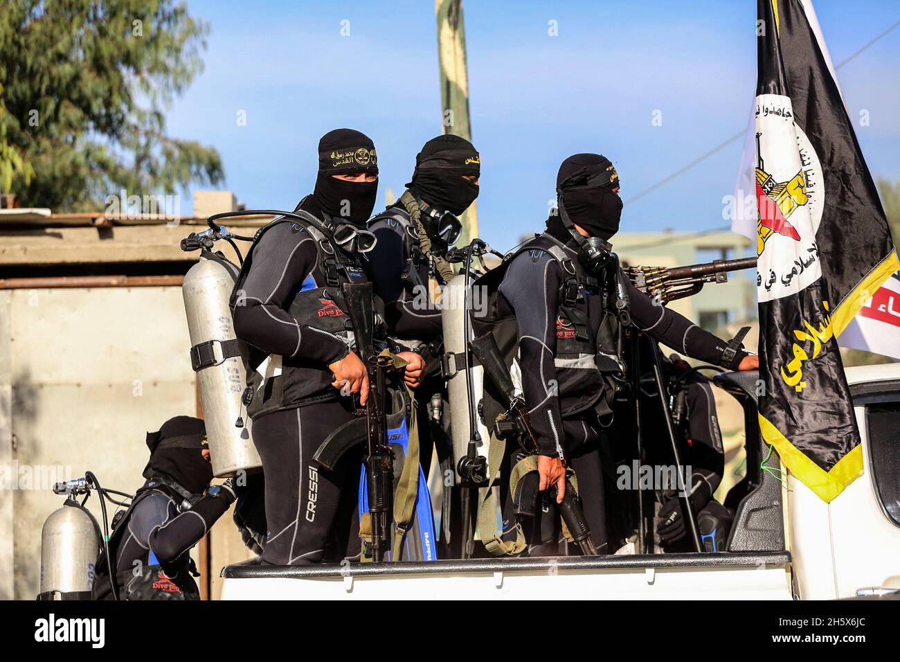 Aktivisten des Islamischen Dschihad in Palästina nehmen am 12. November 2021 an einer antiisraelischen Militärshow im Lager Al-Shujaiya östlich von Gaza-Stadt Teil. Stockfoto