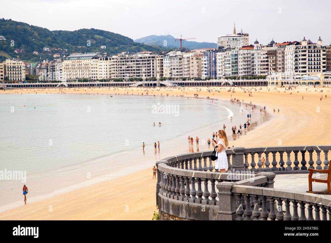 Urlauber am Strand im spanischen Badeort San Sebastian in der Bucht von Biskaya Kantabrien Nordspanien Stockfoto