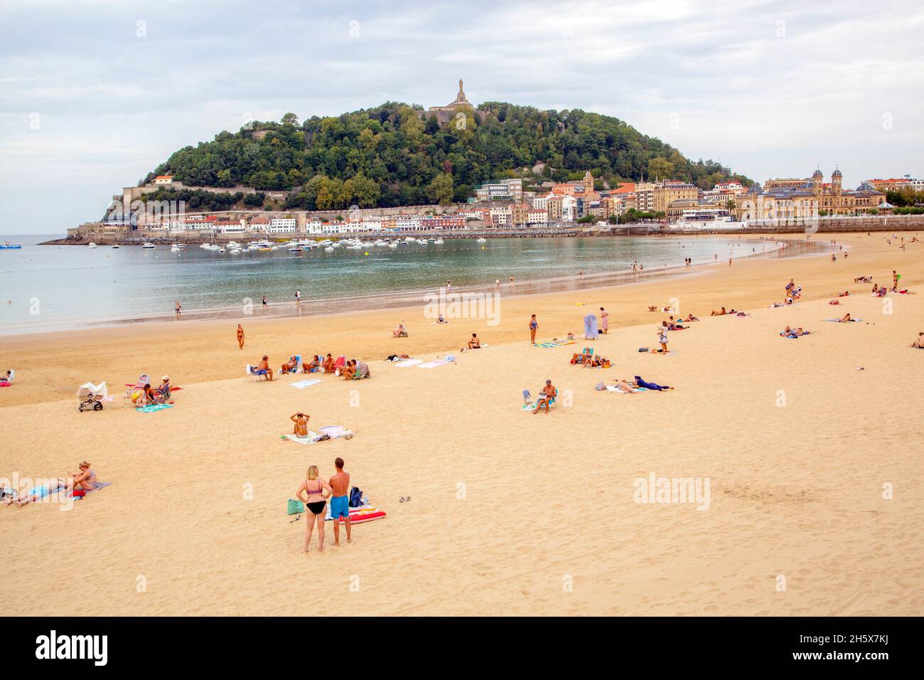 Urlauber am Strand im spanischen Badeort San Sebastian in der Bucht von Biskaya Kantabrien Nordspanien Stockfoto
