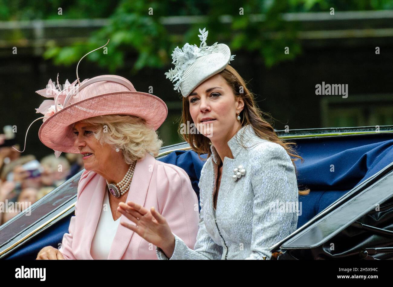 Kate Middleton, Herzogin von Cambridge, Camilla, Herzogin von Cornwall. Trooping the Color 2014. Königliche Familie in der Mall, London, Großbritannien. Königliche Frauen Stockfoto