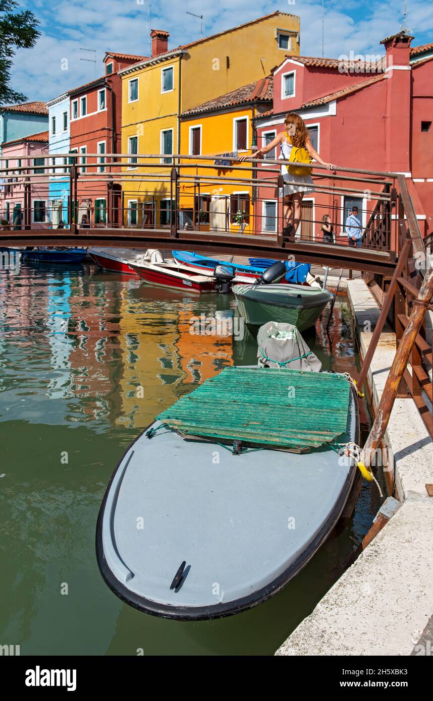 Boot and Wander Bridge, Burano, Venedig, Italien Stockfoto