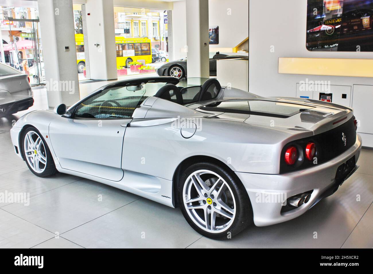 Kiew, Ukraine - 24. August 2012: Grauer Ferrari 360 Modena Spider. Neues Auto. Auto zum Verkauf Stockfoto