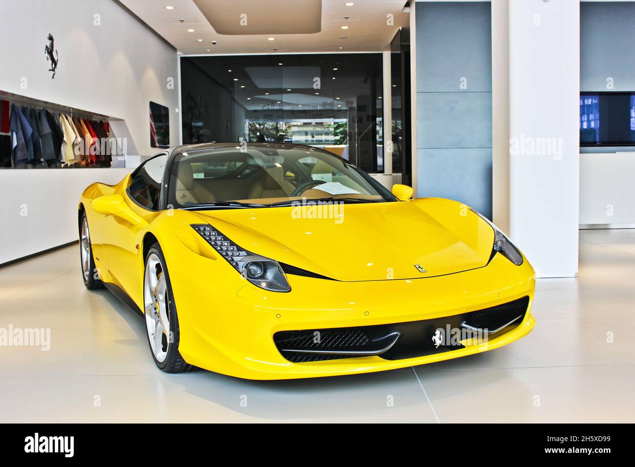 Kiew, Ukraine - 31. Juli 2011: Ferrari 458 Italia. Gelb und schwarz. Neues Auto. Auto zum Verkauf Stockfoto