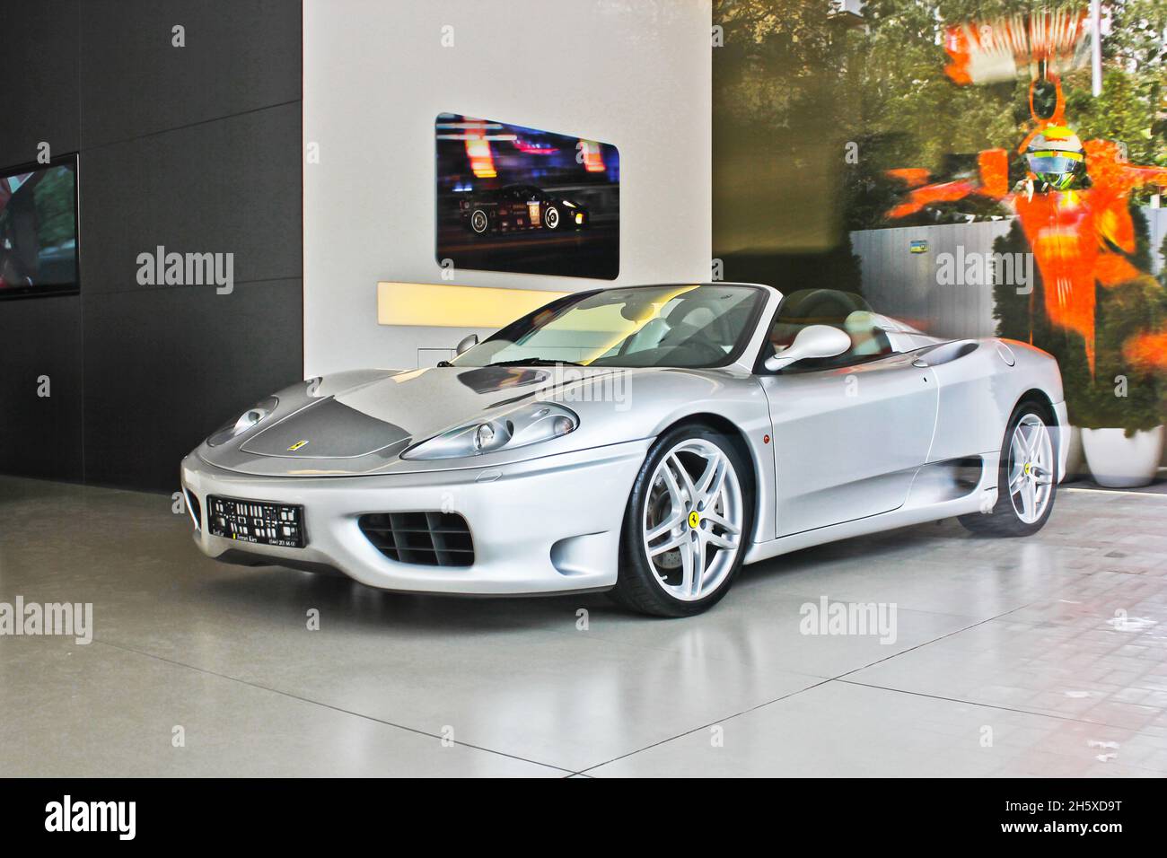 Kiew, Ukraine - 24. August 2012: Grauer Ferrari 360 Modena Spider. Neues Auto. Auto zum Verkauf Stockfoto