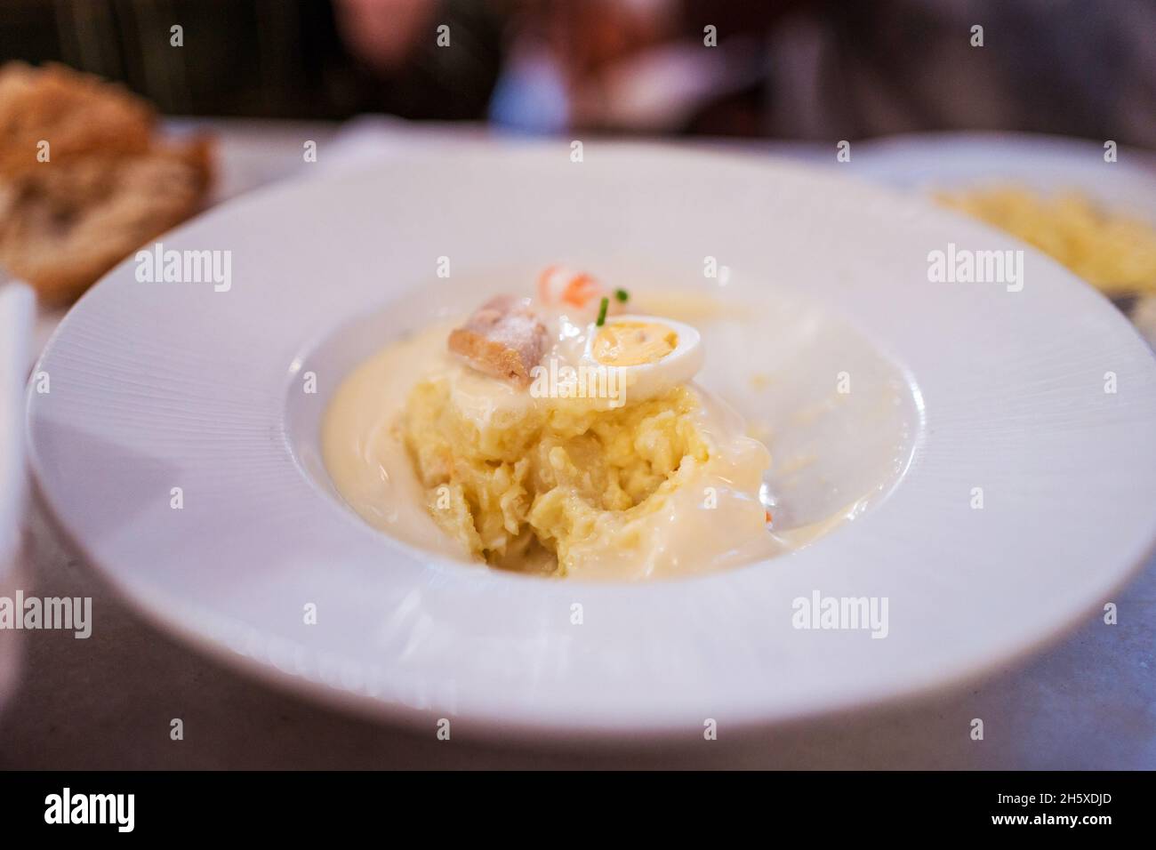 Von oben appetitlich freche Pasta mit gekochtem Ei auf dem Teller im Restaurant serviert Stockfoto
